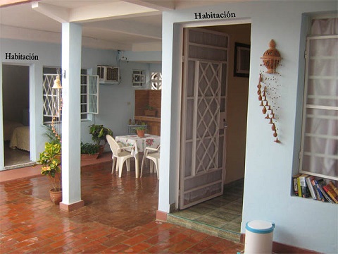 'Entradas de las habitaciones' is what you can see in this casa particular picture. Casas particulares are an alternative to hotels in Cuba. Check our website cuba-particular.com often for new casas.